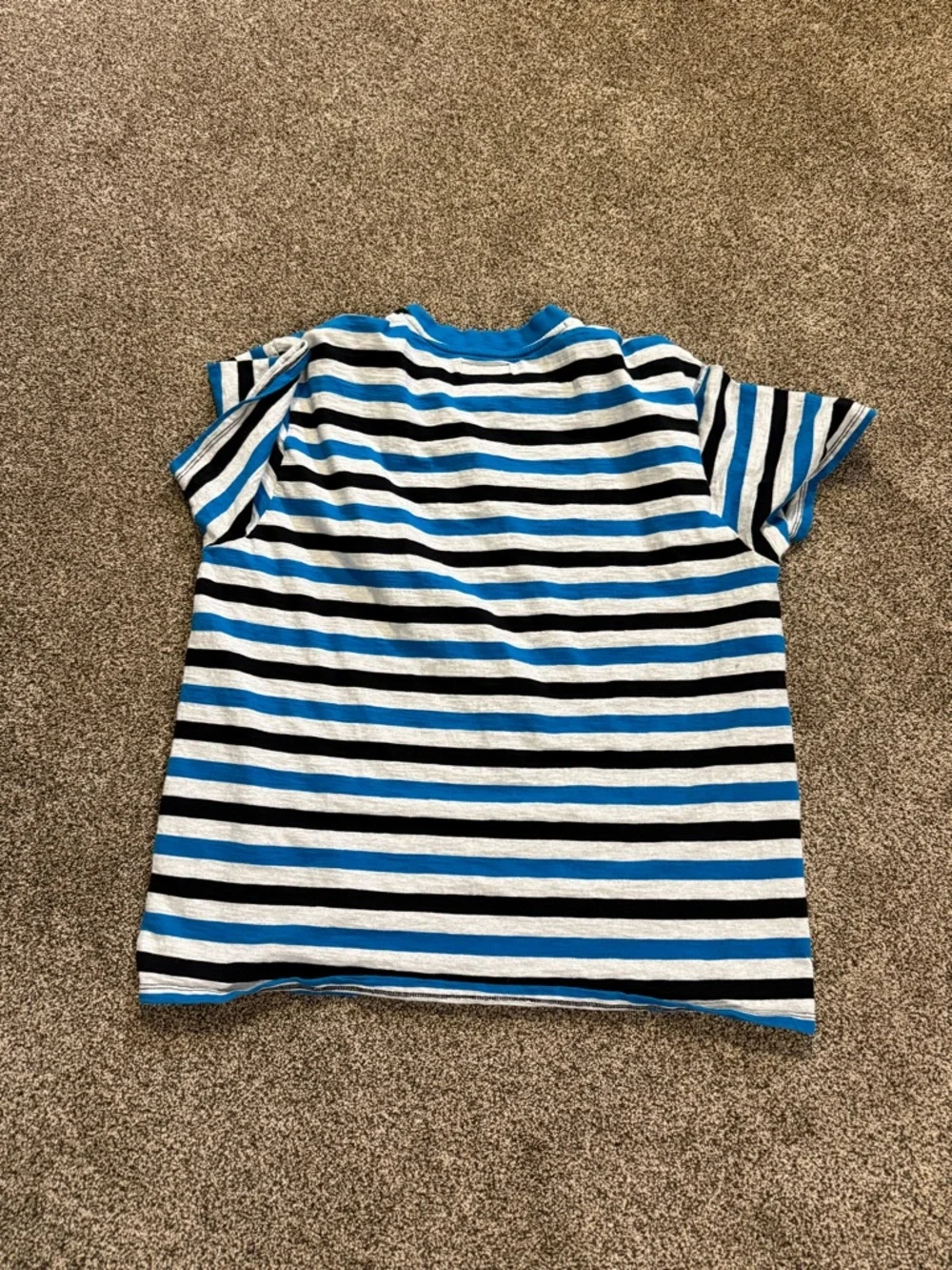 2 GUESS T-Shirts - Picture 6 of 7